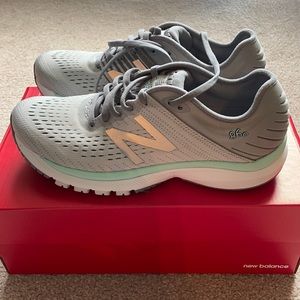 NWOT New Balance Women’s Running Sneakers 860v10